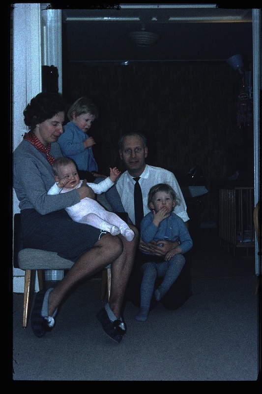 08.Delft feb 1966 Papa,Mama,Brigitte,Marion,Peter.JPG